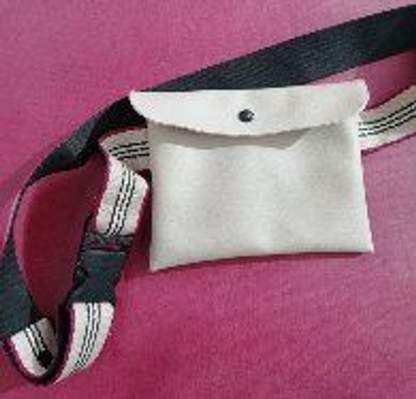 Alix - pochette minimaliste avec sangle